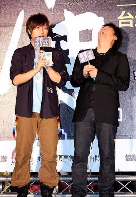 周華健和兒子同框好似一代人,穿西裝大方有型,配白T恤就挺吸睛