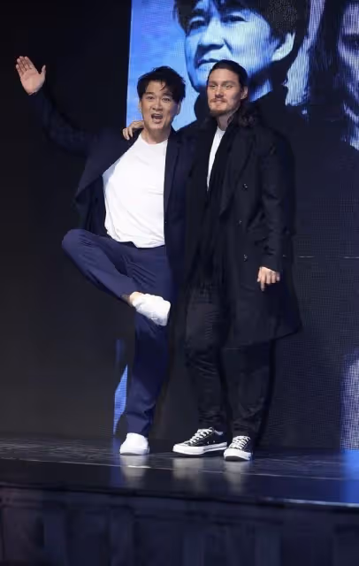周華健和兒子同框好似一代人,穿西裝大方有型,配白T恤就挺吸睛
