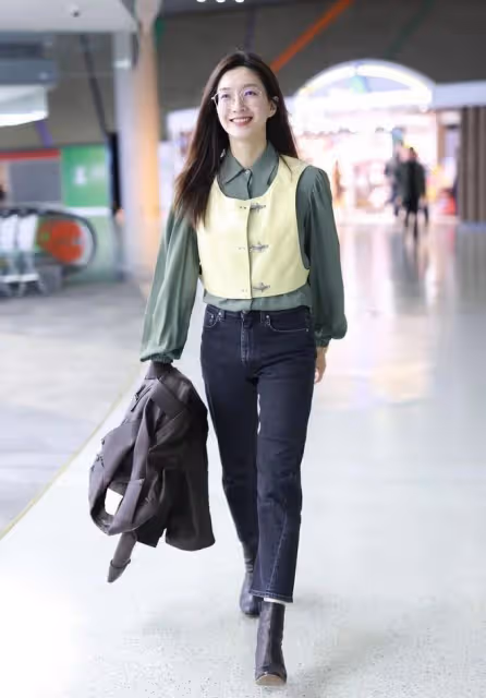 江疏影穿衣挺有品質,白襯衫疊加緞面裙,顯出優雅知性的魅力
