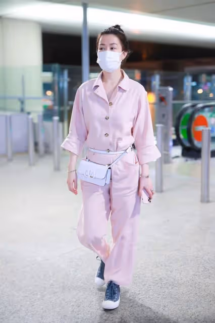 佘詩曼雖然身材不占優勢,但和唐嫣同框看不出年齡差,身材挺顯眼