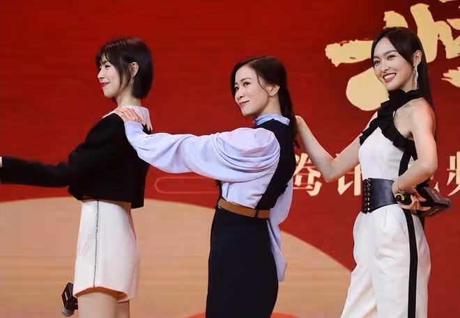 佘詩曼雖然身材不占優勢,但和唐嫣同框看不出年齡差,身材挺顯眼