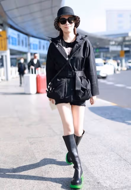佘詩曼雖然身材不占優勢,但和唐嫣同框看不出年齡差,身材挺顯眼
