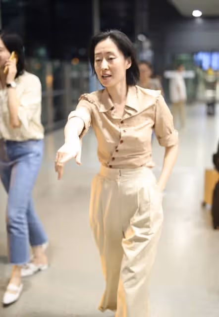真佩服劉敏濤選襯衫的眼光,看著低調,斜邊紐扣木耳邊都挺減齡