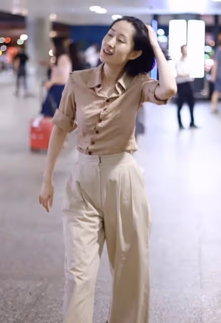 真佩服劉敏濤選襯衫的眼光,看著低調,斜邊紐扣木耳邊都挺減齡