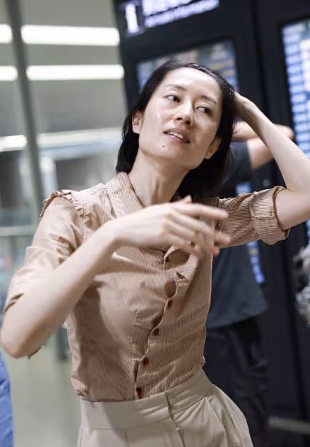 真佩服劉敏濤選襯衫的眼光,看著低調,斜邊紐扣木耳邊都挺減齡