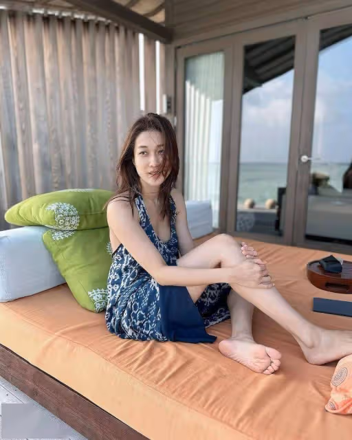 ​鍾嘉欣40歲生日大曬與子女合照！被大女兒親吻一臉幸福！
