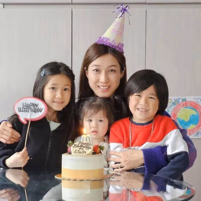 ​鍾嘉欣40歲生日大曬與子女合照！被大女兒親吻一臉幸福！