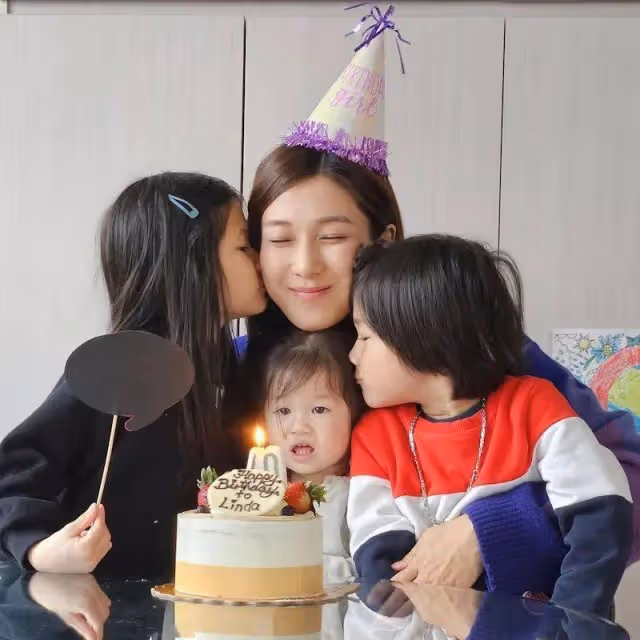 ​鍾嘉欣40歲生日大曬與子女合照！被大女兒親吻一臉幸福！