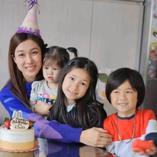 ​鍾嘉欣40歲生日大曬與子女合照！被大女兒親吻一臉幸福！