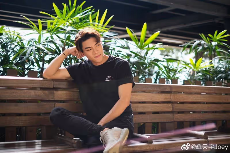 恭喜！TVB小生羅天宇被曝新戀情，疑已見家長，前任皆是圈中女神