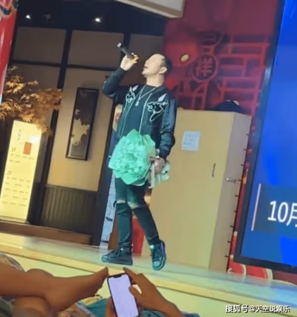 楊坤再次無辜躺槍！32場演唱會被嘲開到洗浴中心，網友曝真實情況