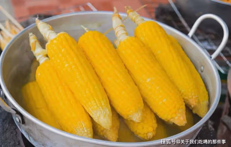 煮玉米時,不能用清水直接煮,多加2樣料,玉米香甜軟糯,更營養