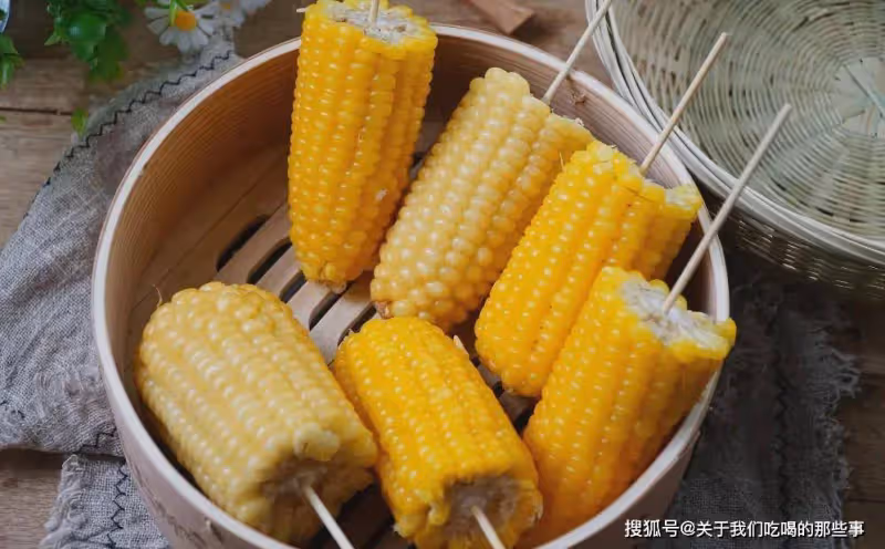 煮玉米時,不能用清水直接煮,多加2樣料,玉米香甜軟糯,更營養