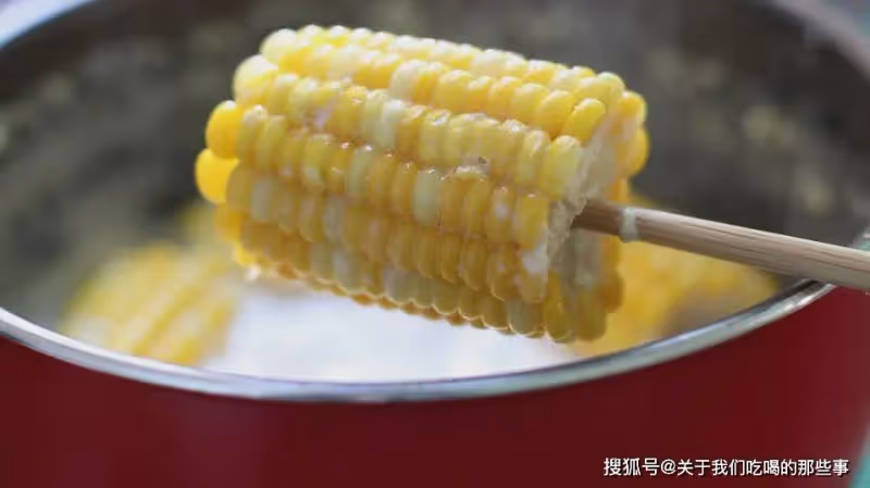 煮玉米時,不能用清水直接煮,多加2樣料,玉米香甜軟糯,更營養