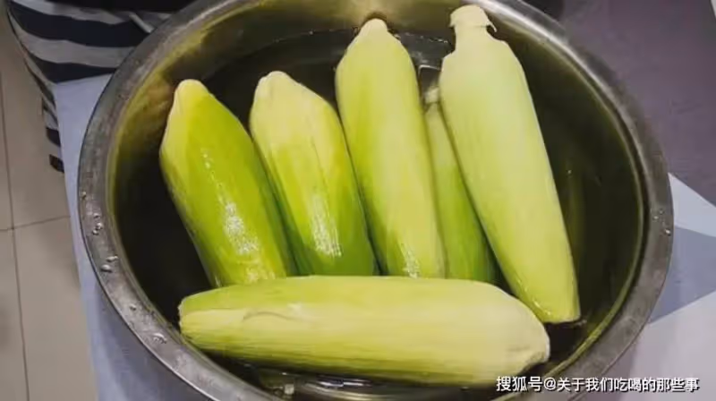 煮玉米時,不能用清水直接煮,多加2樣料,玉米香甜軟糯,更營養