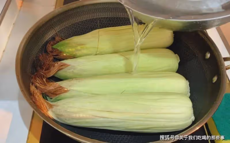 煮玉米時,不能用清水直接煮,多加2樣料,玉米香甜軟糯,更營養