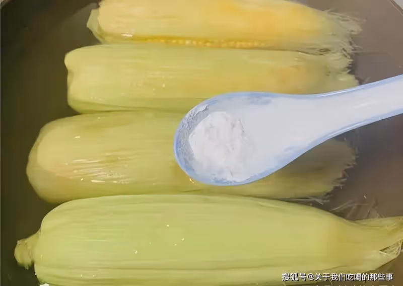 煮玉米時,不能用清水直接煮,多加2樣料,玉米香甜軟糯,更營養