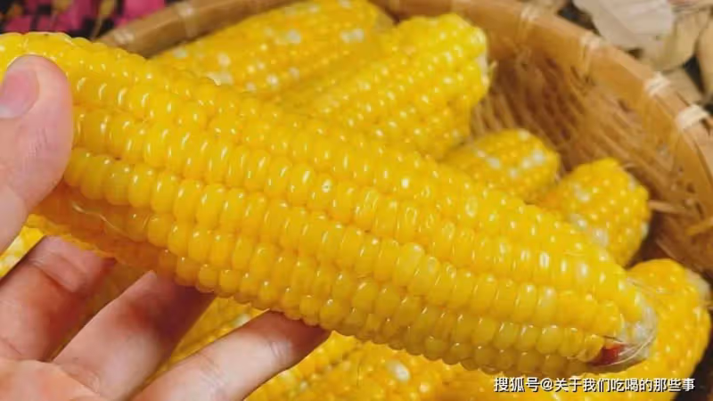煮玉米時,不能用清水直接煮,多加2樣料,玉米香甜軟糯,更營養
