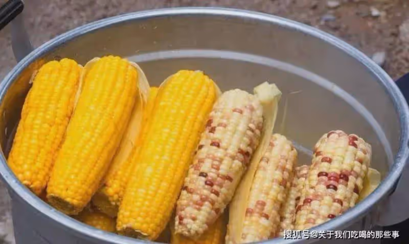 煮玉米時,不能用清水直接煮,多加2樣料,玉米香甜軟糯,更營養