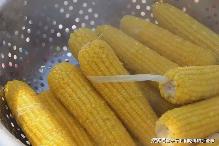 煮玉米時,不能用清水直接煮,多加2樣料,玉米香甜軟糯,更營養