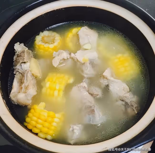 煮玉米時,不能用清水直接煮,多加2樣料,玉米香甜軟糯,更營養