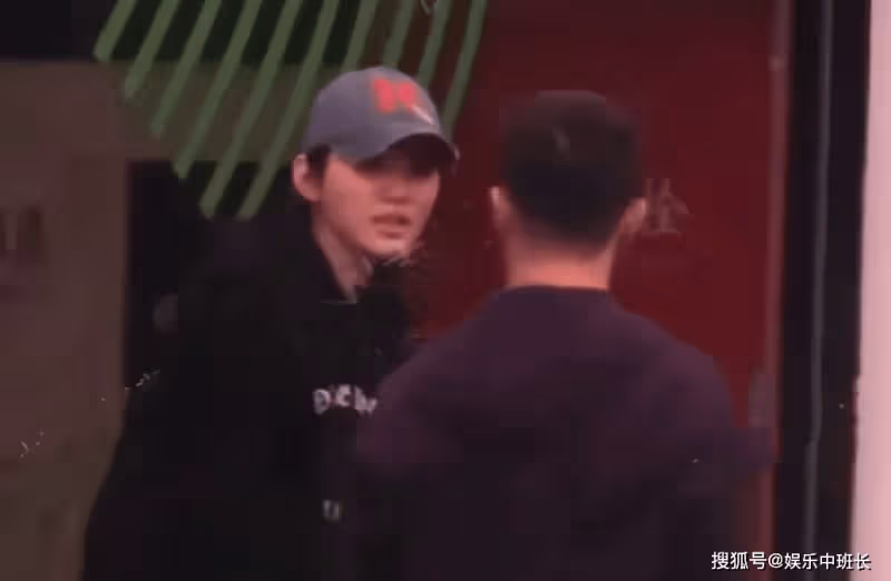 當街怒吼何猷君後,35歲奚夢瑤微笑露面!家庭背景被扒底氣十足