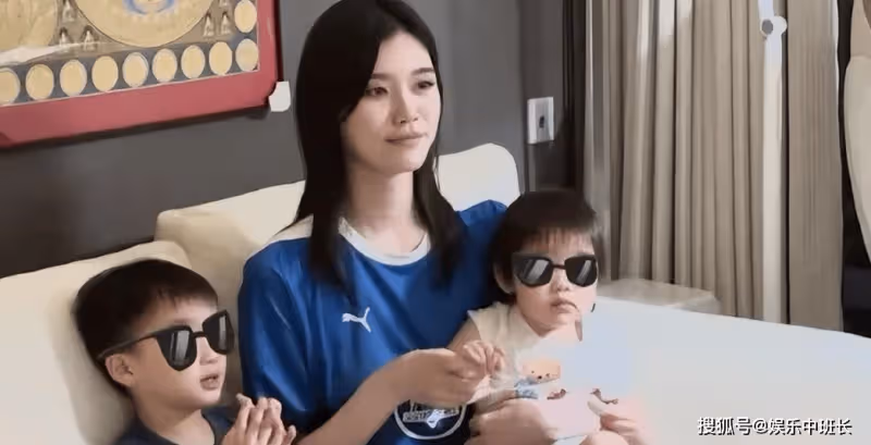 當街怒吼何猷君後,35歲奚夢瑤微笑露面!家庭背景被扒底氣十足