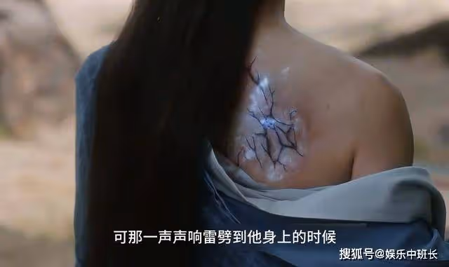 《與鳳行》看了行止無法癒合的傷口,才懂被天道拋棄的神有多狼狽