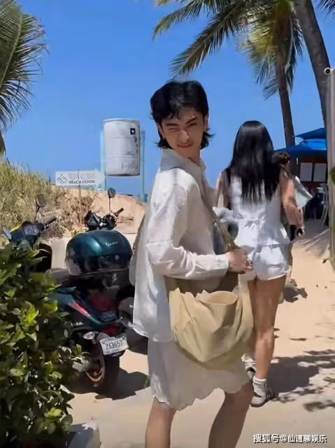 伊能靜兒子去海島度假,哈利戴耳環穿褲裙,和女同學摟著親密拍照