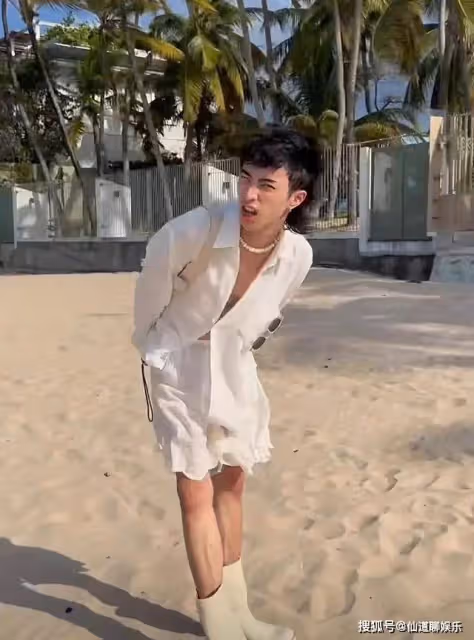 伊能靜兒子去海島度假,哈利戴耳環穿褲裙,和女同學摟著親密拍照