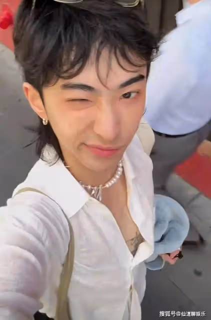 伊能靜兒子去海島度假,哈利戴耳環穿褲裙,和女同學摟著親密拍照