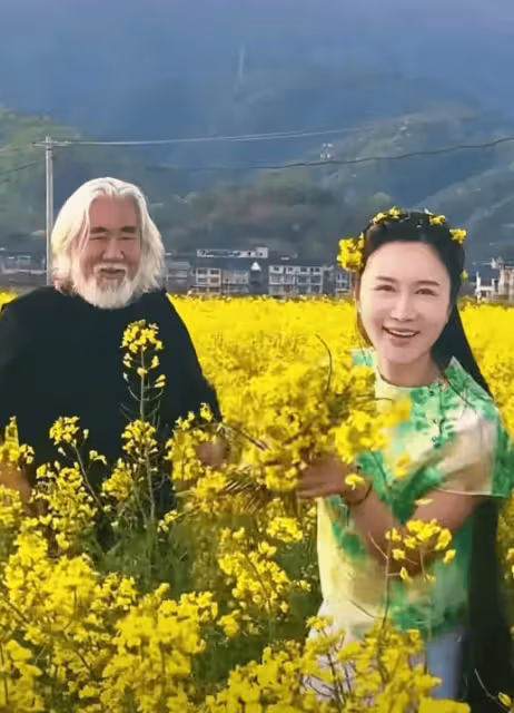 72歲張紀中與42歲妻子拍油菜花大片,男方挺大肚子,老人味十足