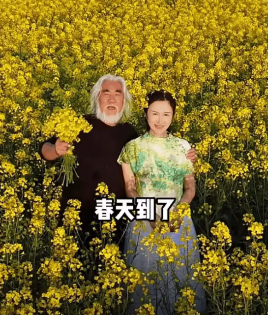 72歲張紀中與42歲妻子拍油菜花大片,男方挺大肚子,老人味十足