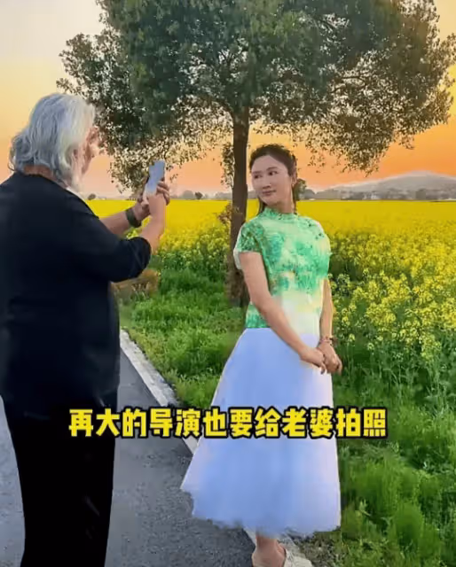 72歲張紀中與42歲妻子拍油菜花大片,男方挺大肚子,老人味十足