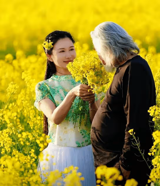 72歲張紀中與42歲妻子拍油菜花大片,男方挺大肚子,老人味十足