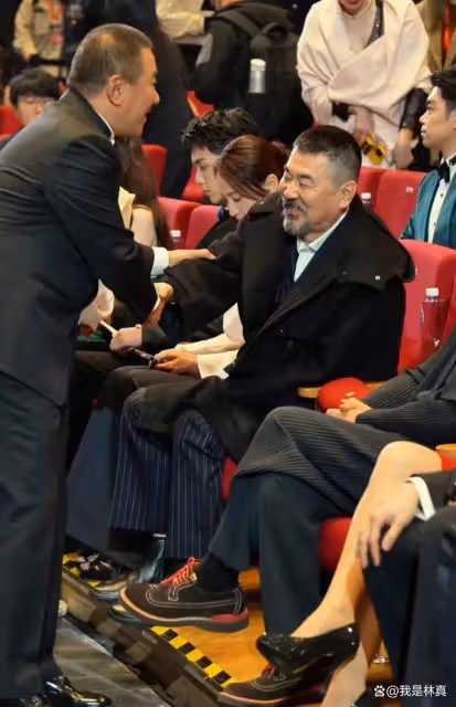 陳建斌坐著和丁勇岱握手被指沒禮貌，網友怒斥其高傲自大