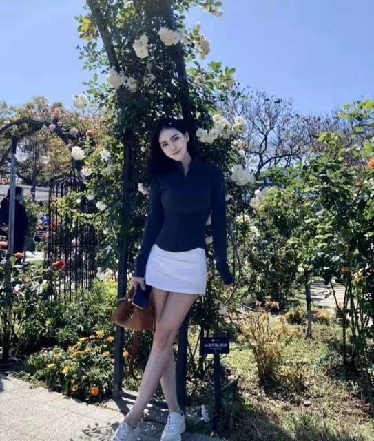 汪小菲未婚妻小梅外出遊玩畫面曝光，她青春靚麗貌美如花