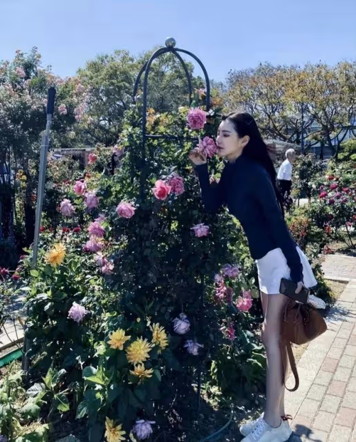 汪小菲未婚妻小梅外出遊玩畫面曝光，她青春靚麗貌美如花