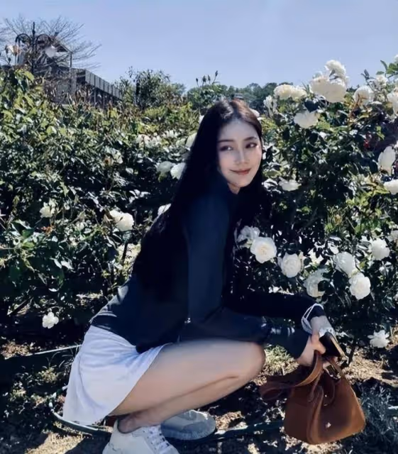 汪小菲未婚妻小梅外出遊玩畫面曝光，她青春靚麗貌美如花