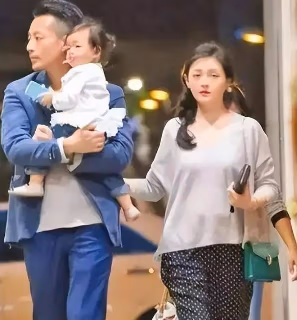 汪小菲未婚妻小梅外出遊玩畫面曝光,她青春靚麗貌美如花