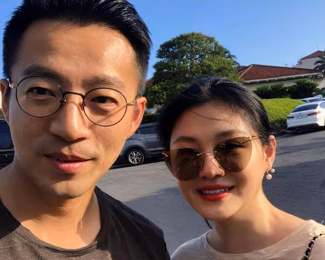 汪小菲未婚妻小梅外出遊玩畫面曝光,她青春靚麗貌美如花