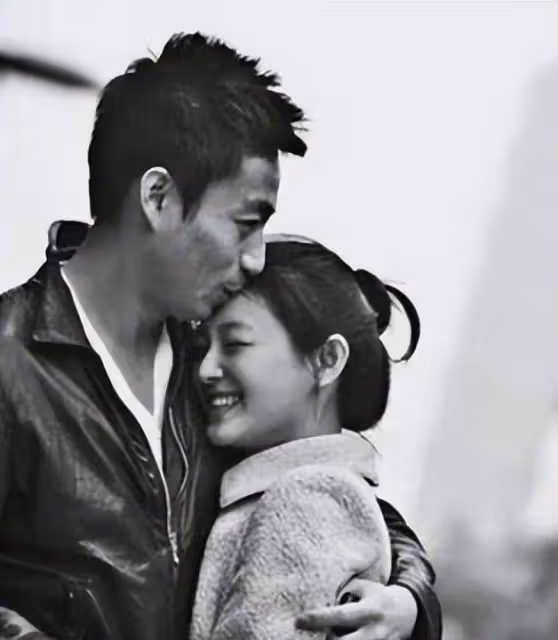 汪小菲未婚妻小梅外出遊玩畫面曝光,她青春靚麗貌美如花