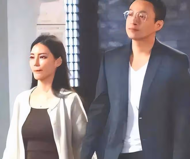 汪小菲未婚妻小梅外出遊玩畫面曝光,她青春靚麗貌美如花