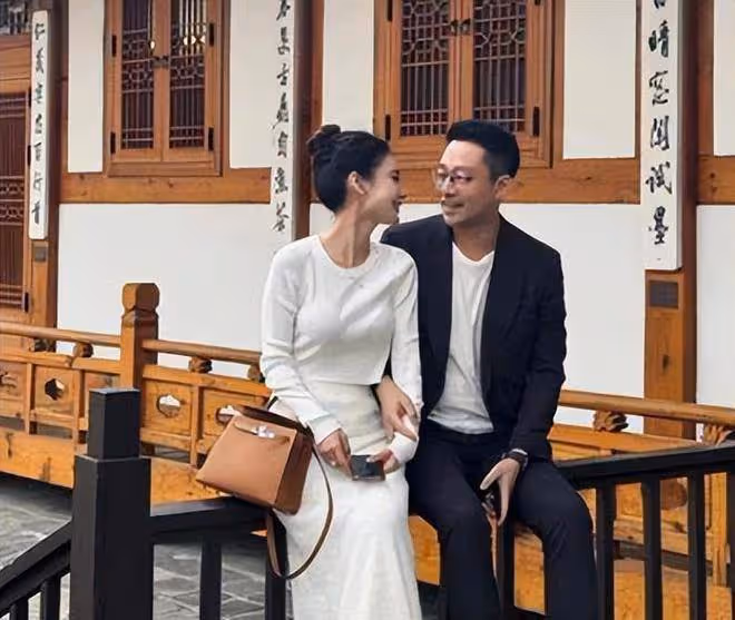 汪小菲未婚妻小梅外出遊玩畫面曝光,她青春靚麗貌美如花