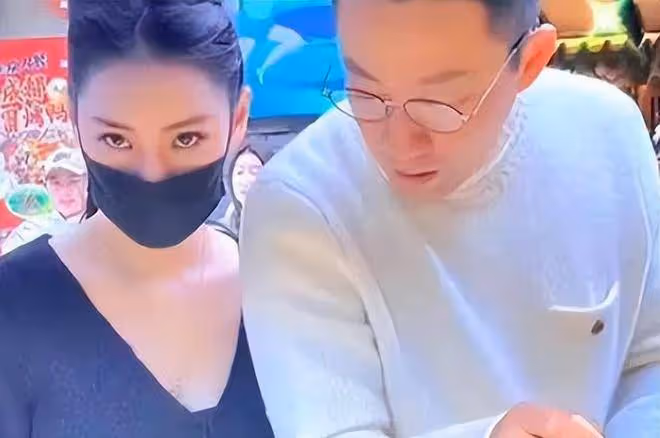 汪小菲未婚妻小梅外出遊玩畫面曝光,她青春靚麗貌美如花