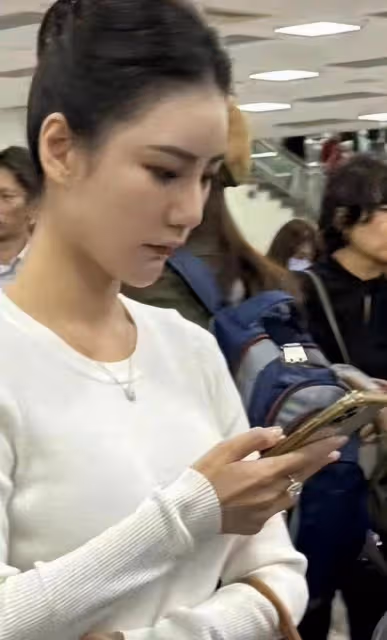 汪小菲未婚妻小梅外出遊玩畫面曝光,她青春靚麗貌美如花