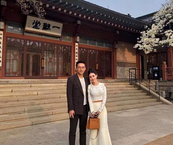 汪小菲未婚妻小梅外出遊玩畫面曝光,她青春靚麗貌美如花