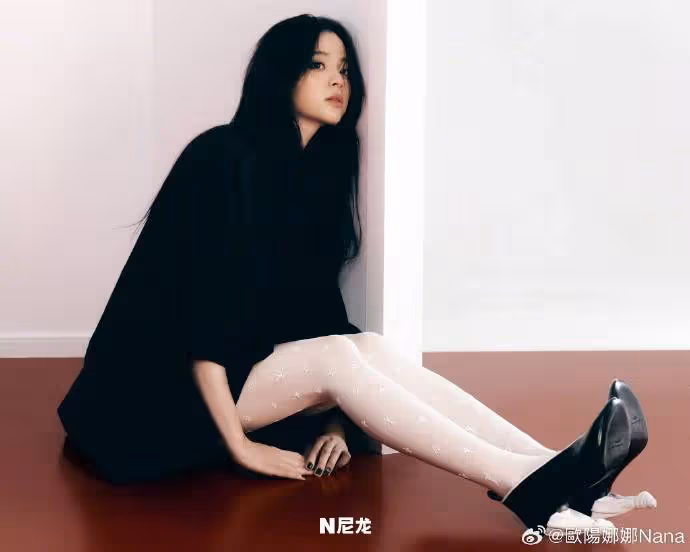 歐陽娜娜咋回應叫陳偉霆爸爸?她發靚麗寫真美得讓人窒息