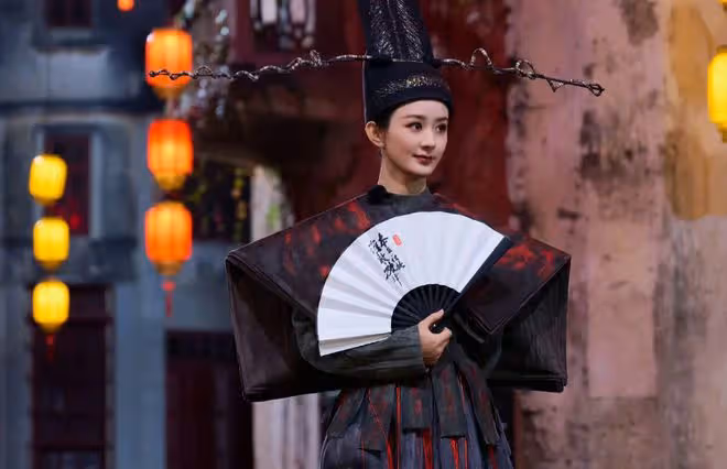 趙麗穎綜藝新造型引熱議,黑衣紅轎玉面判官,驚艷與恐怖並存