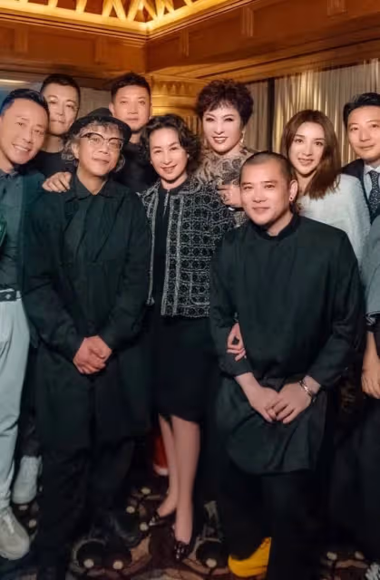 向太與好友歡聚,何超瓊成焦點,謙遜之舉顯豪門氣度